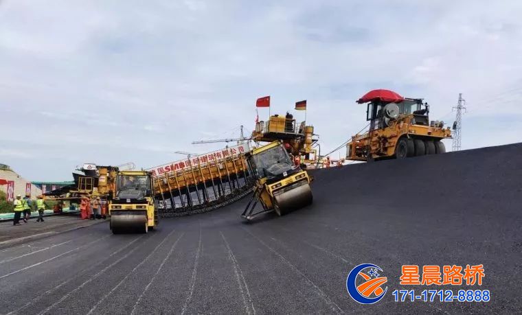 全世界僅有兩臺的攤鋪機！高速環道曲面瀝青攤鋪施工現場！